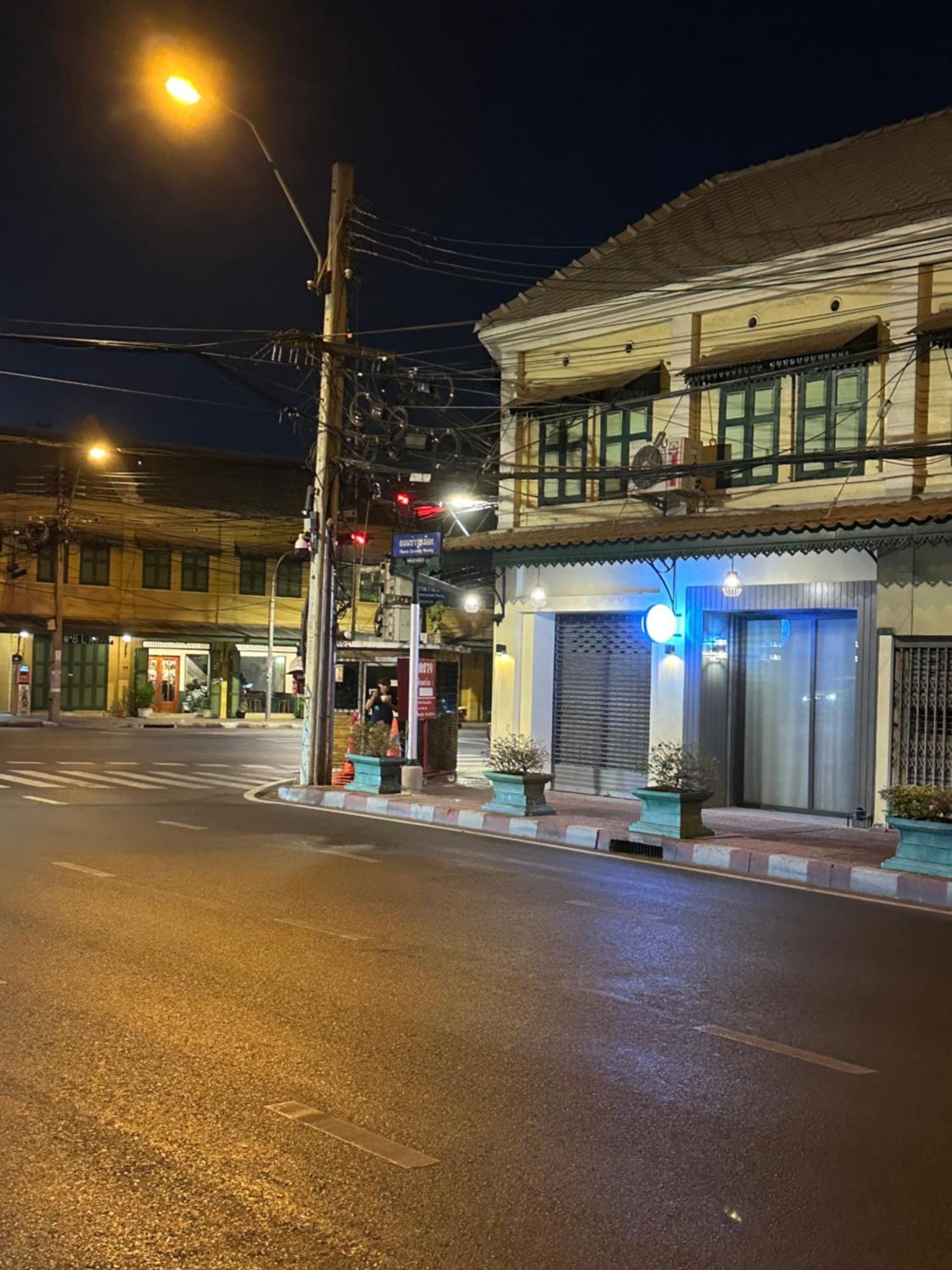 Victory Place Bangkok Buitenkant foto